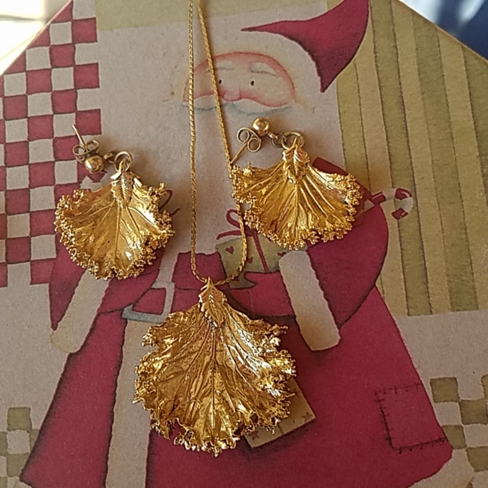 Vintage matching gold necklace and earrings